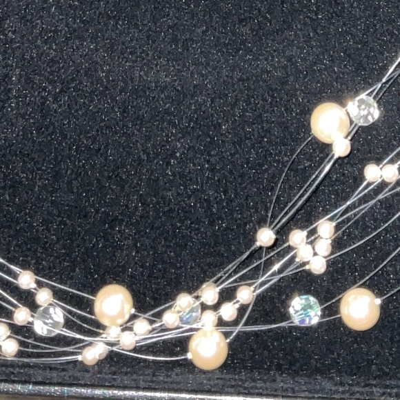 VINTAGE FAUX FLOATING PEARL & CRYSTAL CHOKER NECKLACE. GOLD METAL CATCH. 15 1/2” - Picture 3 of 5